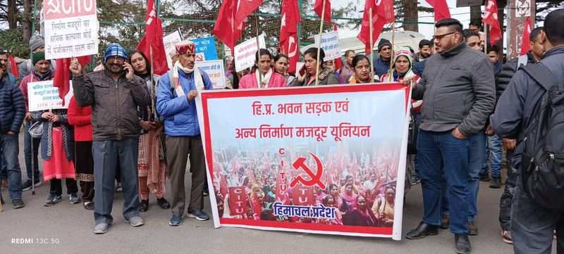 श्रमिकों को वित्तीय सहायता में देरी के विरोध में सीआईटीयू ने श्रम कल्याण बोर्ड के खिलाफ धरना दिया
