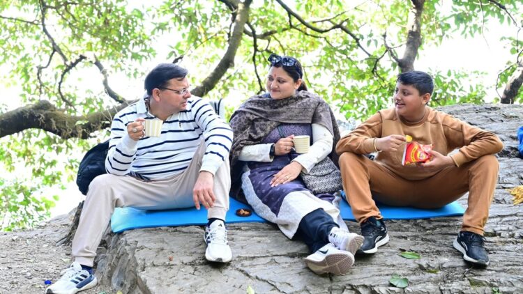 CM Pushkar Singh Dhami was seen spending time with family, enjoyed trekking - India TV Hindi