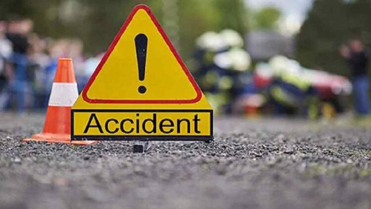 Car collides with truck in Bharuch, car's wings blown away - India TV Hindi