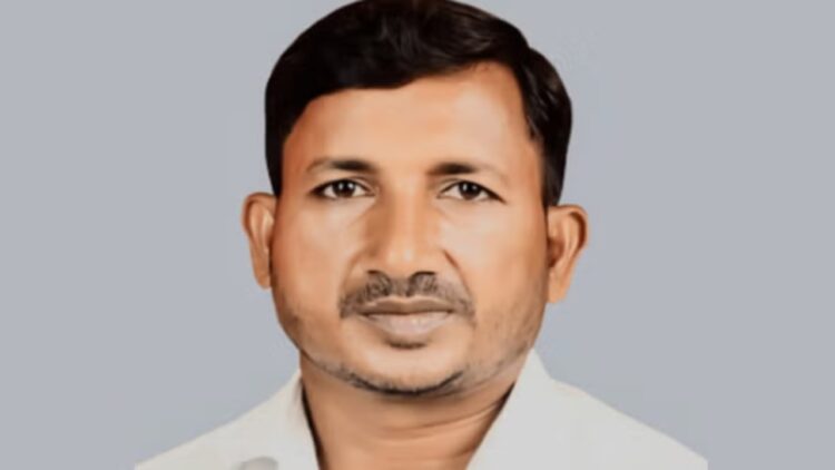 Chandrashekhar Azad made Suraj Chaudhary the candidate in Milkipur by-election. Milkipur By Election| Milkipur By Election 2025 Milkipur Election Azad Samaj Party Azad Samaj Party Candidate Santosh Kumar. Milkipur By Poll| Milkipur By Election Update in Hindi| Newstrack | Milkipur By Election: Who is Santosh Kumar alias Suraj Chaudhary, whom Azad Samaj Party made the candidate from Milkipur seat. News Track in Hindi