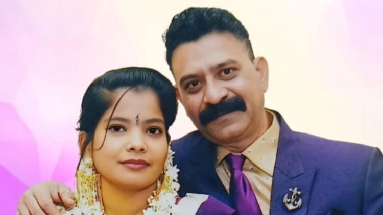 Couple commits suicide wearing wedding dress on anniversary. Nagpur News| Maharashtra News| couple| Couple Committed Suicide. Nagpur News in Hindi Wedding Anniversary Nagpur Suicide Case Newstrack | Couple committed suicide wearing wedding dress on 26th anniversary, but left a suspense. News Track in Hindi