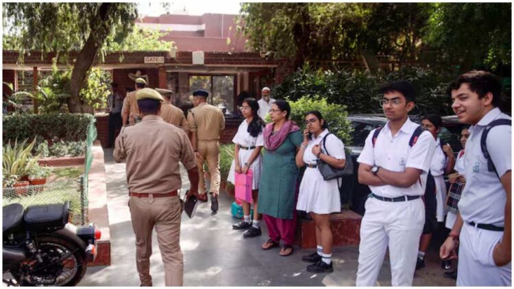 Delhi Election 2025 | Afzal Guru | Schools Bomb Threat | BJP CM Atishi Aam Aadmi Party | Delhi news Latest Hindi News | Breaking News | Delhi Election 2025: Entry of 'Afzal Guru' in 'bomb threat to schools' case, BJP made serious allegations by taking the name of Atishi's father. News Track in Hindi