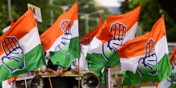 Delhi has become a football in the wrestling match between 'Bade Miyan' and 'Chhote Miyan': Congress' allegation