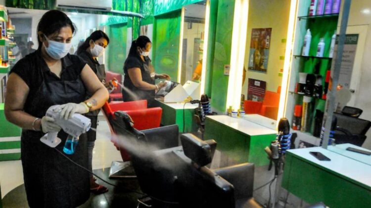 Dozens of people entered the massage parlor, assaulted the employees - India tv hindi