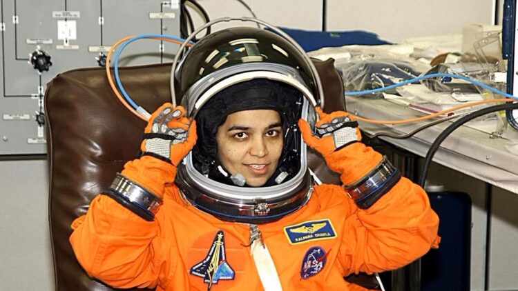 February 1: Shuttle Columbia Crashes returning to Earth, Kalpana Chawla dies - India tv hindi