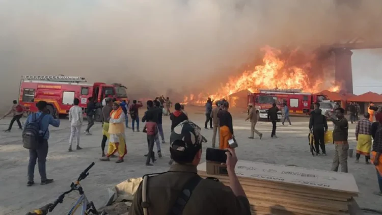 Fire broke out in Prayagraj Mahakumbh due to cylinder explosion, 4 fire engines brought it under control in 15 minutes, no casualties