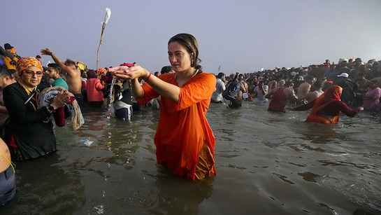 First 'Amrit Snan' of Mahakumbh continues on Makar Sankranti, saints of Akharas take holy dip