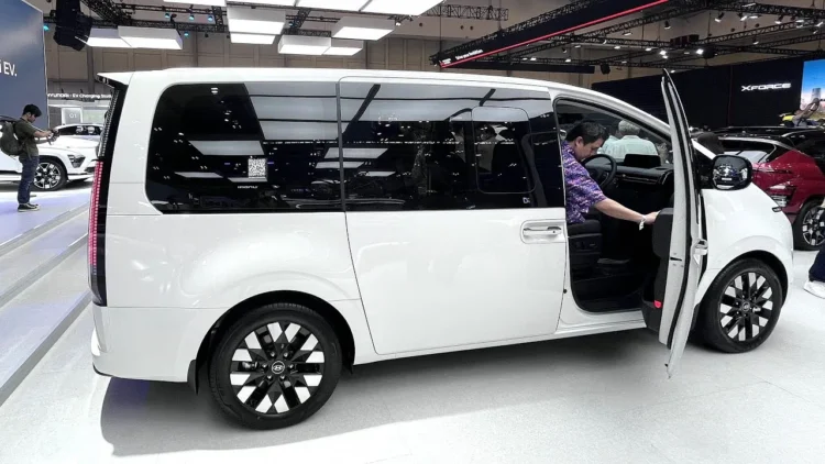 Forget 7 seater Innova. Hyundai Staria 11 Seater launched. The entire family will be able to go on a ride together.