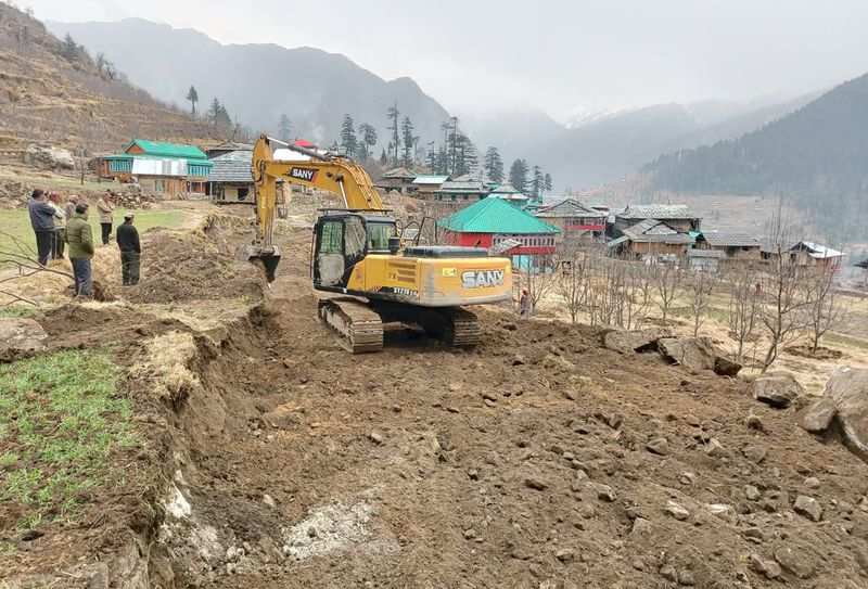 आजादी के 77 साल बाद गरुली गांव को मिली सड़क