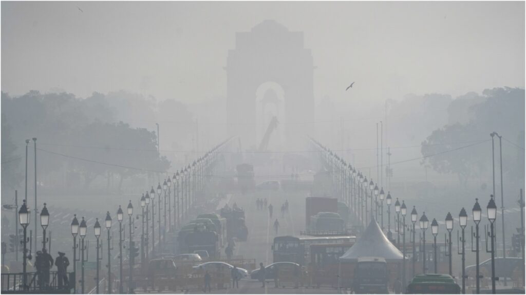 Heavy fog in Delhi, visibility less than 10 meters, it may rain at night - India TV Hindi
