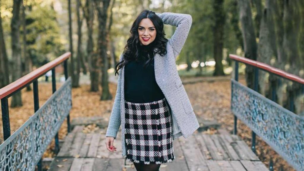 If you want to show off your beauty in the harsh cold then just wear a woolen skirt like this, you will get an amazing look.