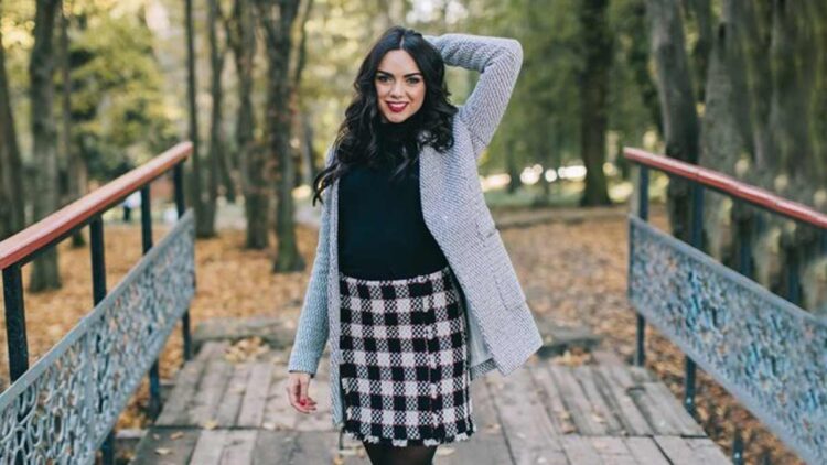 If you want to show off your beauty in the harsh cold then just wear a woolen skirt like this, you will get an amazing look.