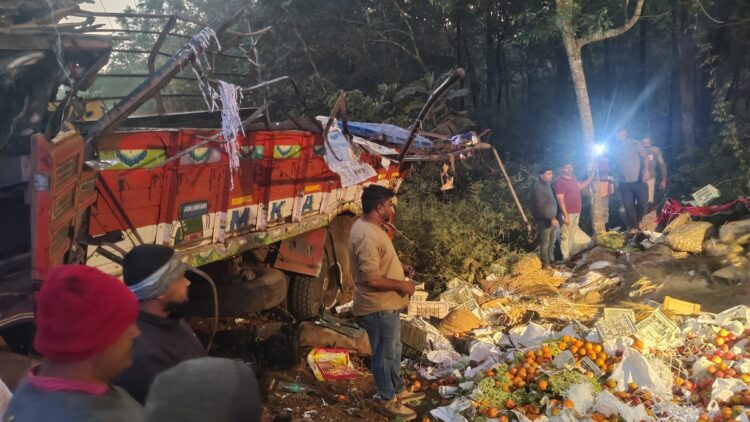 Karnataka: Horrific road accident in Yalapura, truck blown apart, 10 killed and 15 injured - India TV Hindi