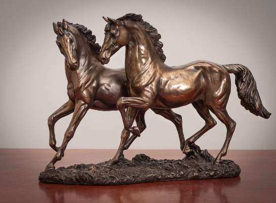 Keeping a horse idol in the house brings negativity and increases distress.