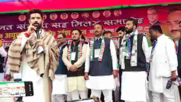 Khan brothers of Siwan have joined Chirag Paswan's party. Bihar Politics | Ayub Khan Rais Khan Chirag Paswan party LJP Newstrack News | Bihar Politics: Who are the "Khan Brothers" of Siwan who have joined Chirag Paswan's party? , News Track in Hindi