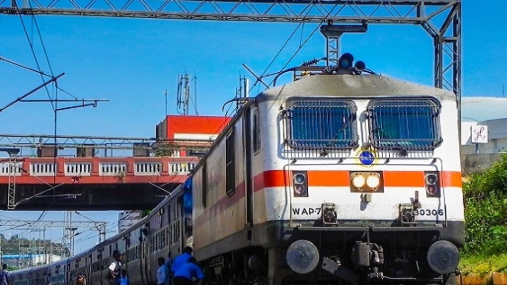 Mahakumbh 2025: Prayagraj Railway Division made records, 222 fair special trains operating on Mouni Amavasya
