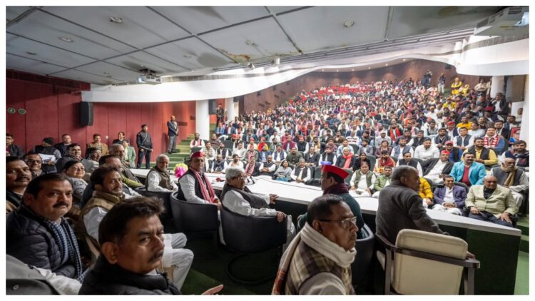 Met the workers. Lucknow News | Akhilesh Yadav Newstrack News | Lucknow News: Akhilesh Yadav met workers from different districts on New Year. News Track in Hindi