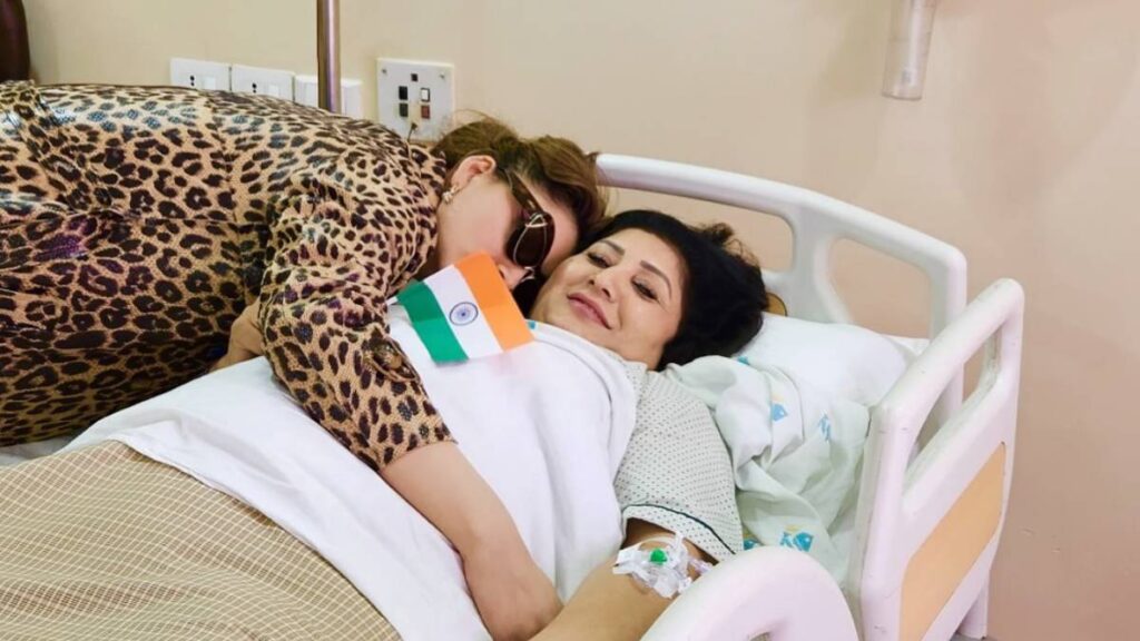 Mother admitted to hospital, actress wearing a goggle hugs, people are doing such comments - India tv hindi