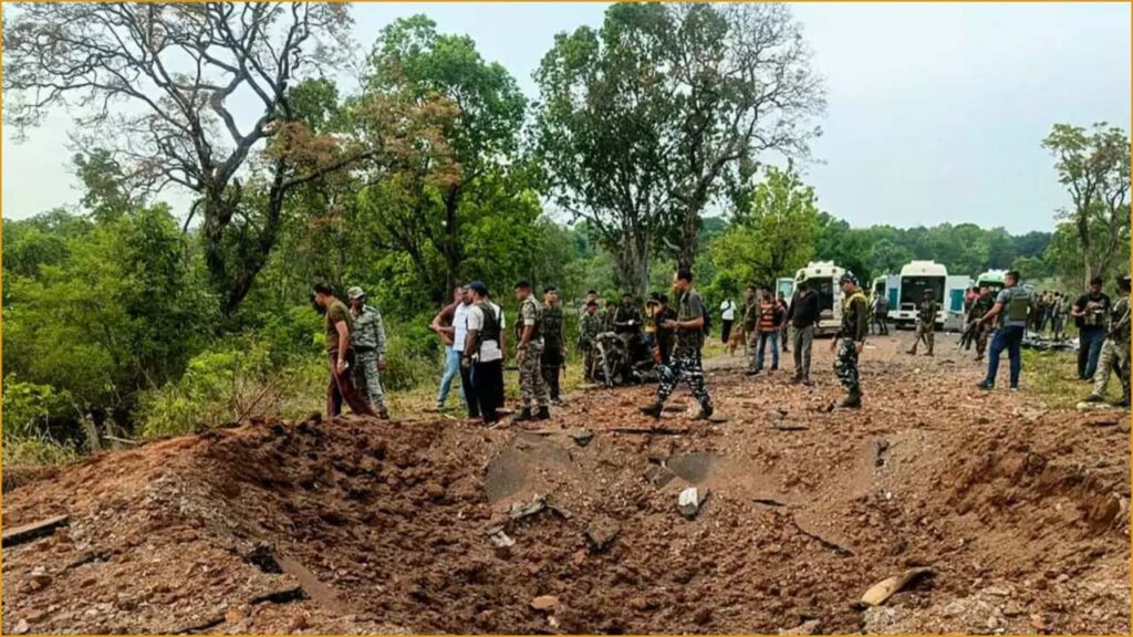Naxal Attack in Bijapur Chhattisgarh News IED Blast | Security Forces Vehicle | Latest News | Breaking News | Live Hindi News | Naxal Attack: Big attack by Naxalites in Bijapur, 9 soldiers including driver martyred. News Track in Hindi