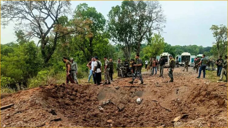 Naxal Attack in Bijapur Chhattisgarh News IED Blast | Security Forces Vehicle | Latest News | Breaking News | Live Hindi News | Naxal Attack: Big attack by Naxalites in Bijapur, 9 soldiers including driver martyred. News Track in Hindi