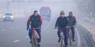 Normal life affected due to fog in Delhi, air and rail services disrupted