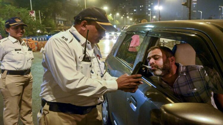 On New Year, Delhi Police issues challans, collects record fines in Mumbai too - India TV Hindi