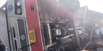 Out-of-control bus overturns on Mysore-Bengaluru highway, 25 passengers injured; Condition of 2 critical - India TV Hindi