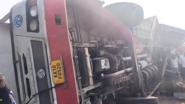 Out-of-control bus overturns on Mysore-Bengaluru highway, 25 passengers injured; Condition of 2 critical - India TV Hindi