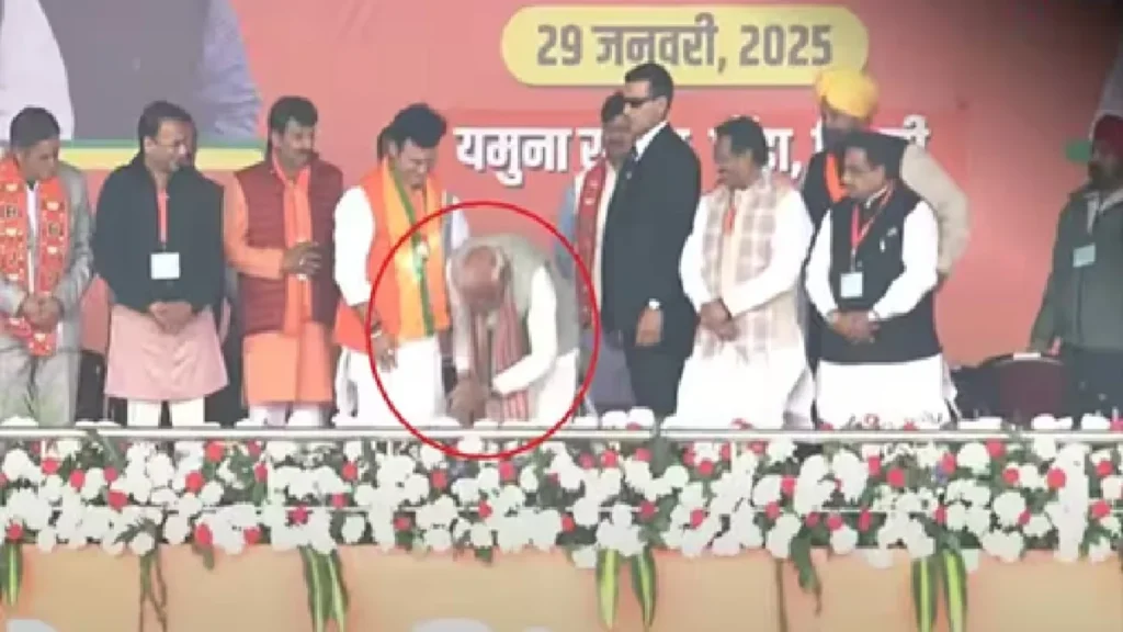 PM Narendra Modi Touched Feet of BJP Candidate: PM Narendra Modi touched BJP candidate's three times in Delhi, all surprised, PM Narendra Modi touched the feet of BJP candidate thought in Delhi, Everyone was Surprise