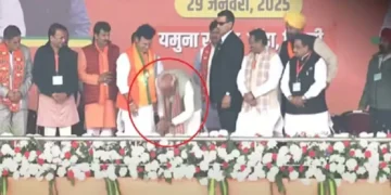 PM Narendra Modi Touched Feet of BJP Candidate: PM Narendra Modi touched BJP candidate's three times in Delhi, all surprised, PM Narendra Modi touched the feet of BJP candidate thought in Delhi, Everyone was Surprise