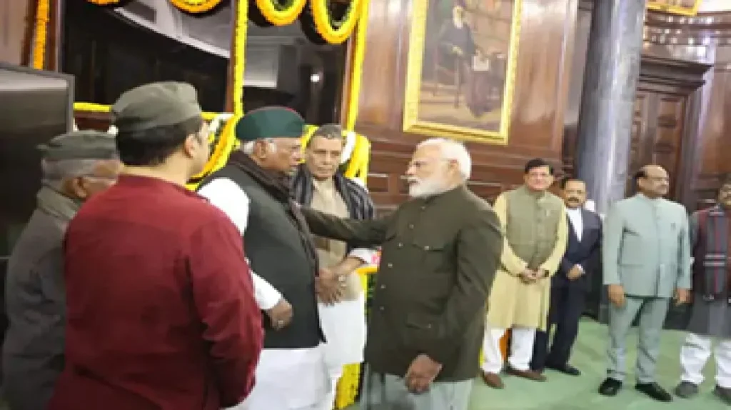 PM Narendra Modi Warmly Met With Mallikarjun Kharge: PM Narendra Modi shook hands with Mallikarjun Kharge, paid tribute to Netaji Subhash Chandra Bose on 128th Jnile AJI Subhash Chandra Bose on his 128th birth anniversary.