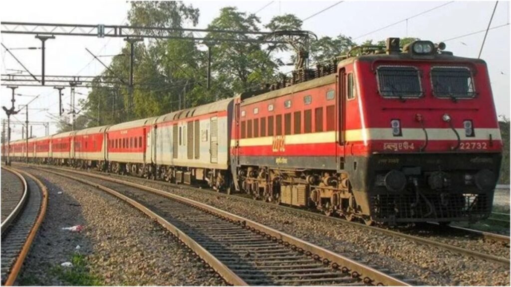 Policeman assaults disabled person traveling in train, video goes viral - India TV Hindi