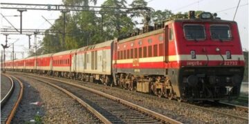Policeman assaults disabled person traveling in train, video goes viral - India TV Hindi