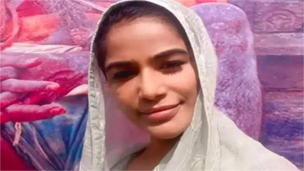 Poonam Pandey Reached Mahakumbh: It was difficult to identify Poonam Pandey in Mahakumbh, Great Khali also took a dip in the confluence, Poonam Pandey Reached Mahakumbh, Khali also also took a Dip in the Sangam.