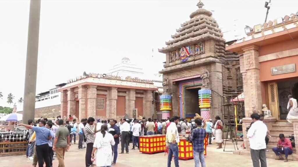 Puri: Video of sanctum sanctorum of Shri Jagannath temple goes viral, devotees angry - India TV Hindi