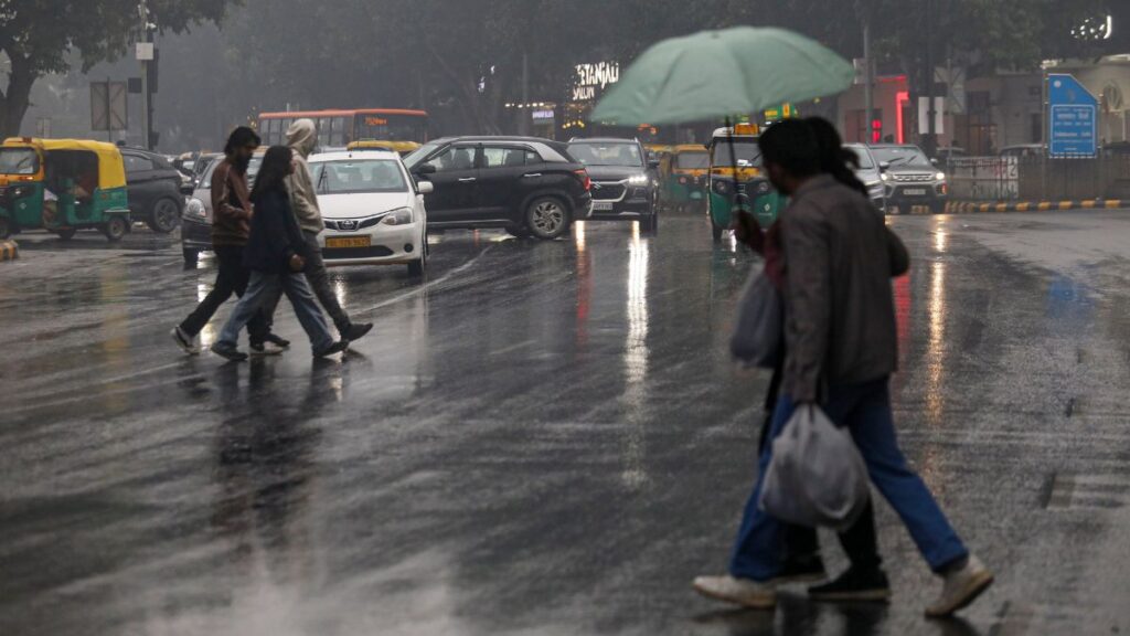 Rain increases chill in Delhi-NCR, know how the weather will be today; Alert in UP also - India TV Hindi