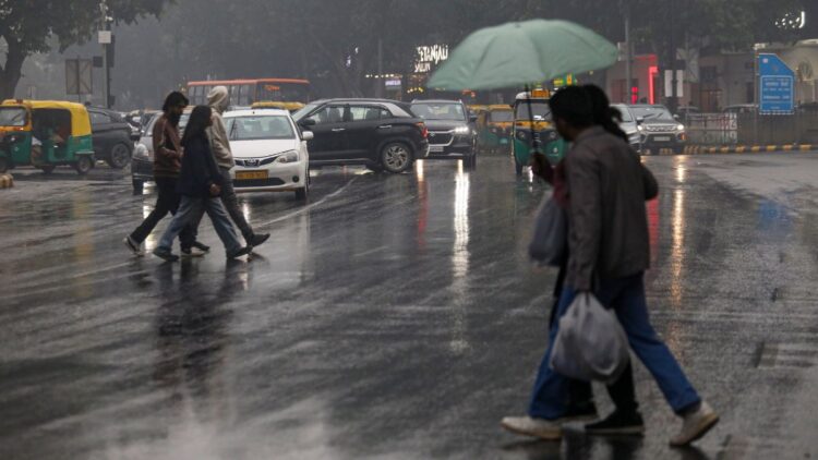 Rain increases chill in Delhi-NCR, know how the weather will be today; Alert in UP also - India TV Hindi