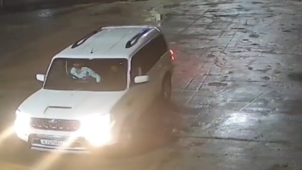 Rajasthan: Thieves came in a luxury car, stole from the temple and escaped with pride - VIDEO - India TV Hindi