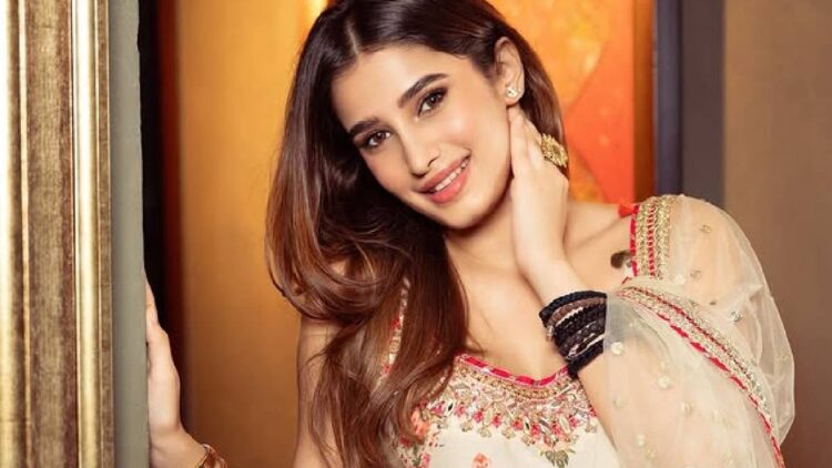 Raveena's daughter Rasha tied 11 black threads on her wrist, a trick or something else? Reason given - India TV Hindi