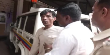 Saif Ali Khan Attack Case A Suspect In Custody: A suspect in custody in the case of attack on Saif Ali Khan, Mumbai Police is interrogating him.