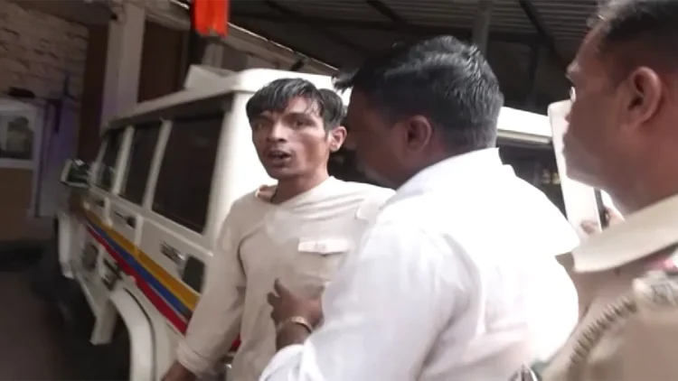 Saif Ali Khan Attack Case A Suspect In Custody: A suspect in custody in the case of attack on Saif Ali Khan, Mumbai Police is interrogating him.