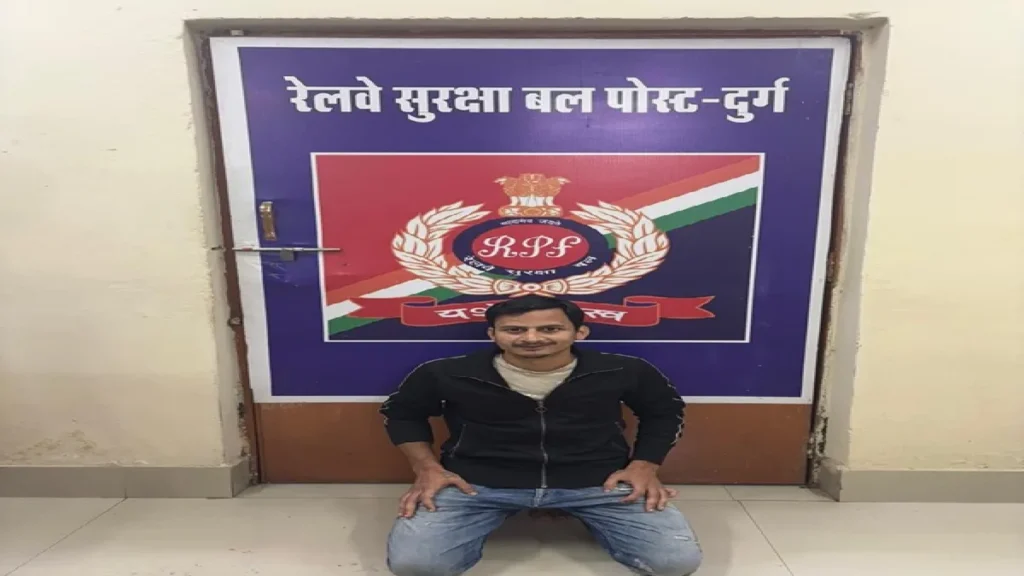 Saif Ali Khan's Case Suspect Caught From Chhattisgarh: In the Saif Ali Khan case, RPF caught the suspect traveling in a train in Chhattisgarh.