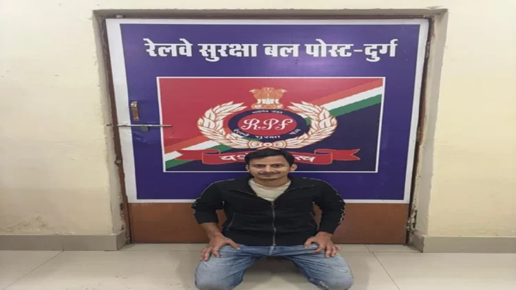 Saif Ali Khan's Case Suspect Caught From Chhattisgarh: In the Saif Ali Khan case, RPF caught the suspect traveling in a train in Chhattisgarh.