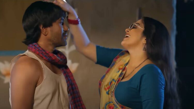 Seeing Amrapali in saree, Nirahua became romantic in public, this Bhojpuri is being watched a lot - India TV Hindi