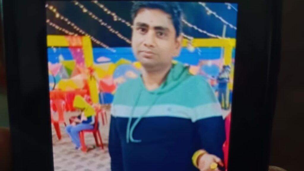 Servant in Jagannath temple dies of heart attack while sprinkling water in the sanctum sanctorum - India TV Hindi