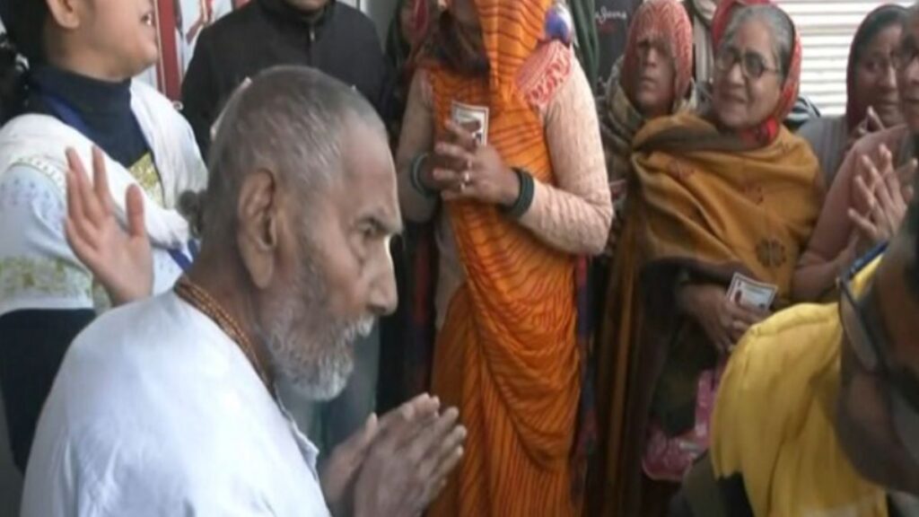 Swami Shivanand Saraswati is 128 years old, has been coming to Kumbh Mela for the last 100 years - India TV Hindi