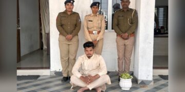 The delivery boy held the girl's hand and said, 'You are very beautiful'; Police arrested - India TV Hindi