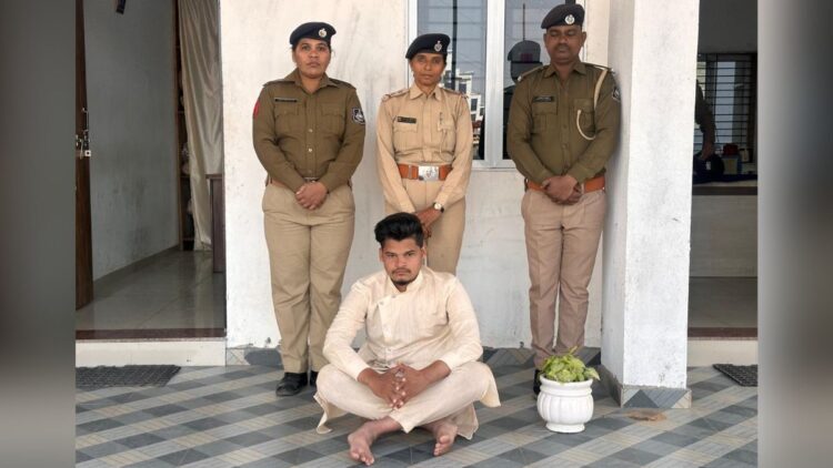 The delivery boy held the girl's hand and said, 'You are very beautiful'; Police arrested - India TV Hindi
