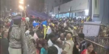 Tirupati: Six devotees waiting for Vaikuntha Dwar Darshan tickets died in stampede, Modi-Rahul expressed grief