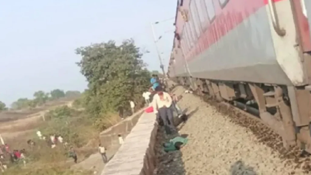 Tragic Accident In Jalgaon: Passengers jumped on rumor of fire in Pushpak Express got hit by another train, 11 killed, many injured, after pulling chain, 11 killed, many injured